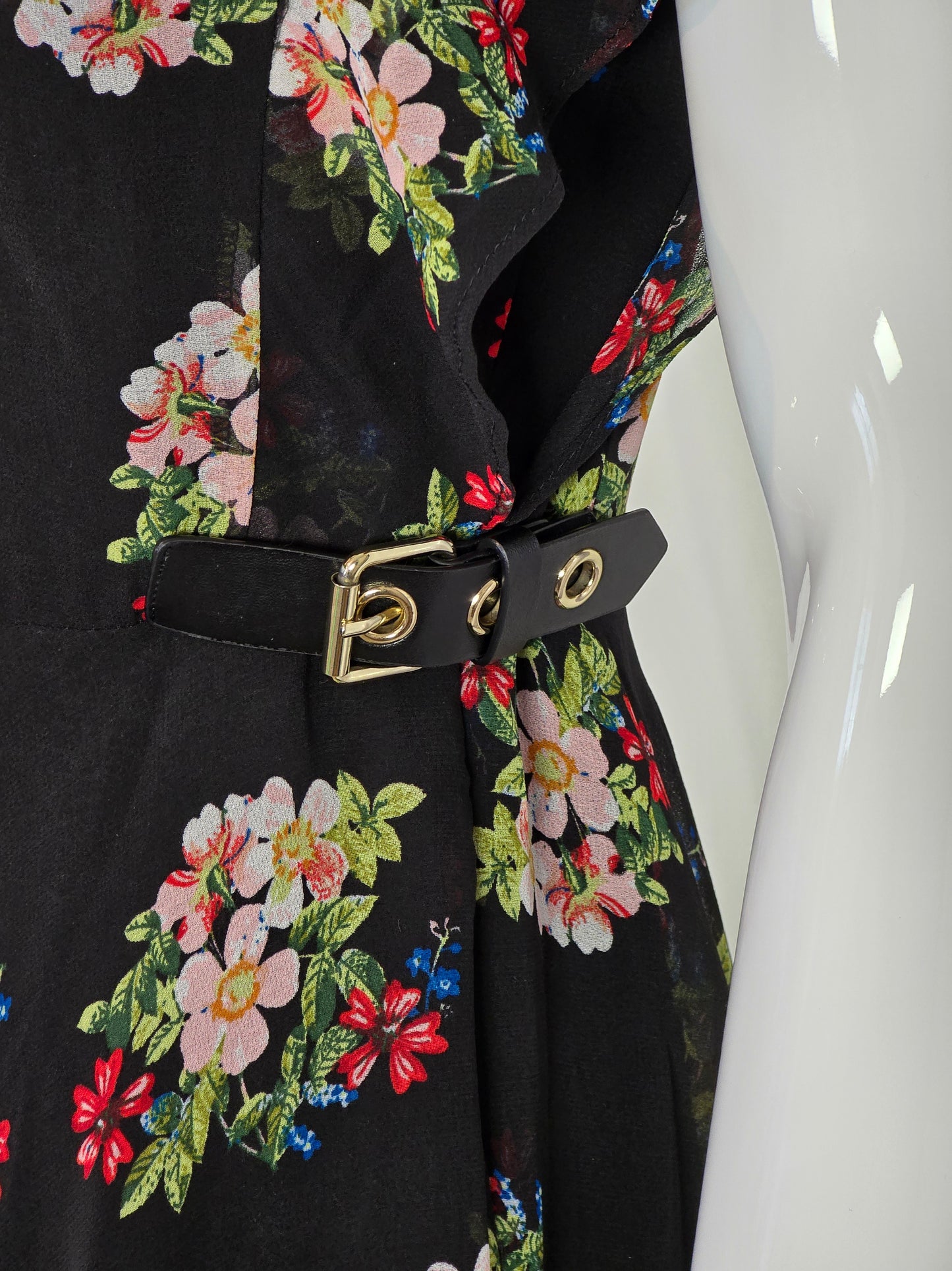 Guess Kleid schwarz geblümt Grösse M